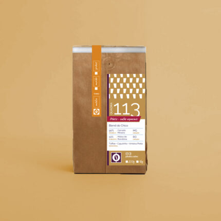 Embalagem de café especial Pilotis - Quadra 113, Blend do Chico, com 250g, apresentando detalhes sobre a origem dos grãos (90% Arábica do Cerrado Mineiro e 10% Robusta de Rondônia) e notas sensoriais de toffee, cujuzinho e ameixa preta.